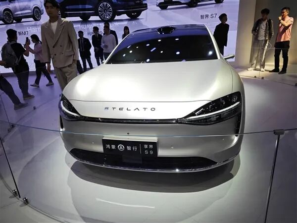 鸿蒙智行首款行政旗舰轿车 华为享界S9实车亮相:BBA该着急了 | 星尘资源网