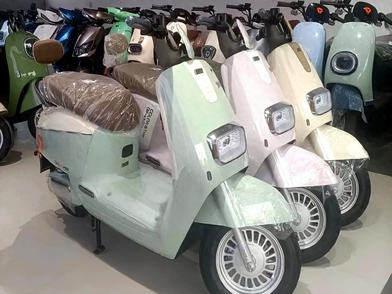 预算4000元买电动车,雅迪vs九号实测数据对比,哪款车型“更香” | 星尘资源网