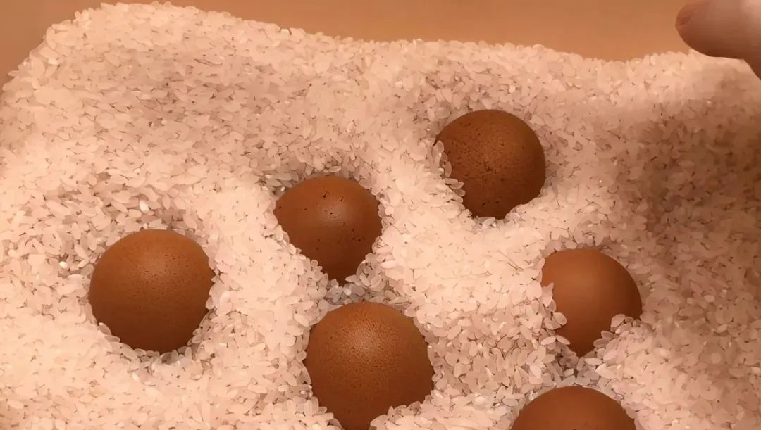 保存鸡蛋不用冰箱妙招_鸡蛋保鲜时长_大米保存鸡蛋方法