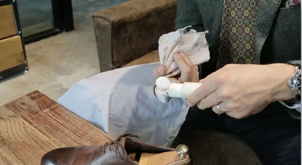 男士皮鞋护理教程_如何保养皮鞋延长寿命_皮鞋保养指南