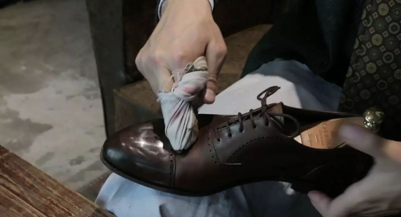 皮鞋保养指南_如何保养皮鞋延长寿命_男士皮鞋护理教程