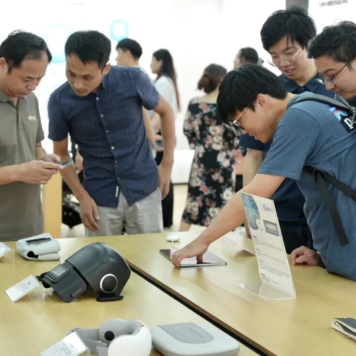 机器人康养场景应用_机器人应用场景_科技赋能智慧康养