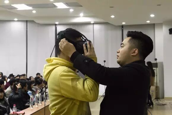 VR虚拟现实设备体验_虚拟现实设备评测_VR讲座现场活动
