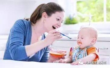儿童辅食添加_宝宝添加辅食信号_判断宝宝可以添加辅食的时机