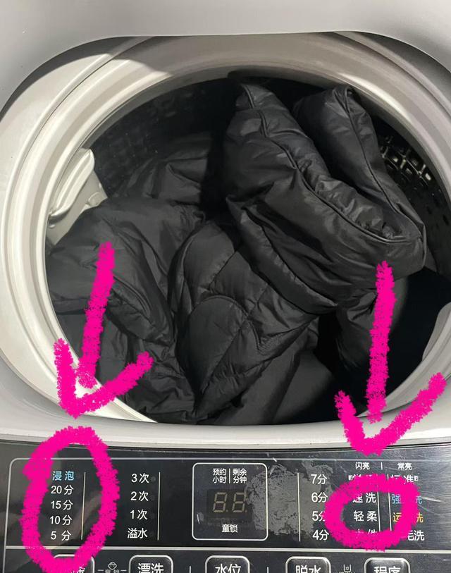 羽绒服高速甩干危害_机洗羽绒服避坑指南_羽绒服清洗误区