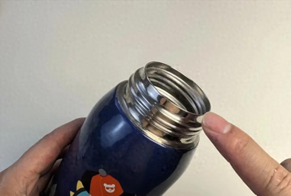 保温杯手伸不进去清洗?教你一招,分分钟就和新的一样,真管用 | 星尘资源网