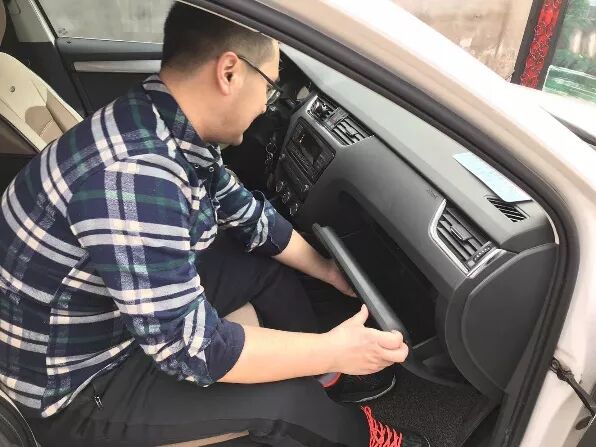 斯柯达明锐DIY更换空调滤芯和空气滤芯步骤_空调滤芯更换_汽车易损件消耗品保质期关注