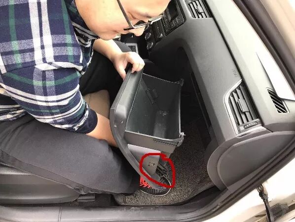 汽车易损件消耗品保质期关注_空调滤芯更换_斯柯达明锐DIY更换空调滤芯和空气滤芯步骤