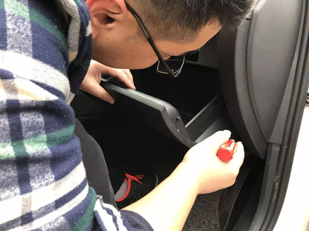 斯柯达明锐DIY更换空调滤芯和空气滤芯步骤_汽车易损件消耗品保质期关注_空调滤芯更换