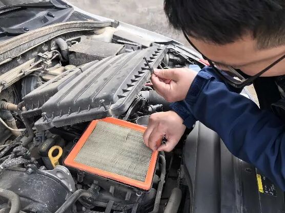 斯柯达明锐DIY更换空调滤芯和空气滤芯步骤_汽车易损件消耗品保质期关注_空调滤芯更换