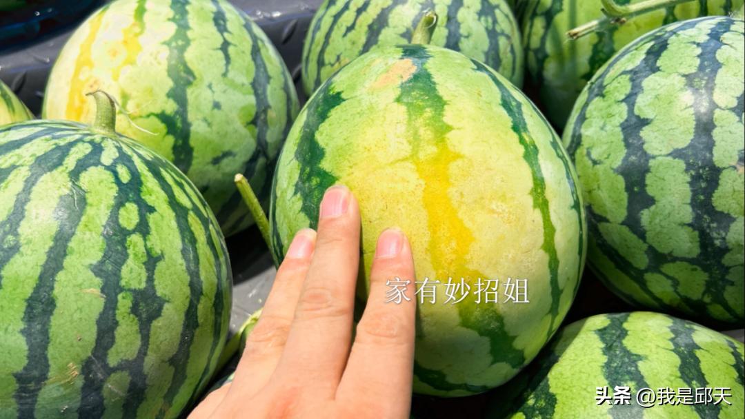 西瓜挑选技巧_挑选西瓜技巧_西瓜成熟度判断