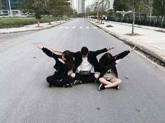 闺蜜出游攻略_旅游合照姿势_5秒搞定旅游合照