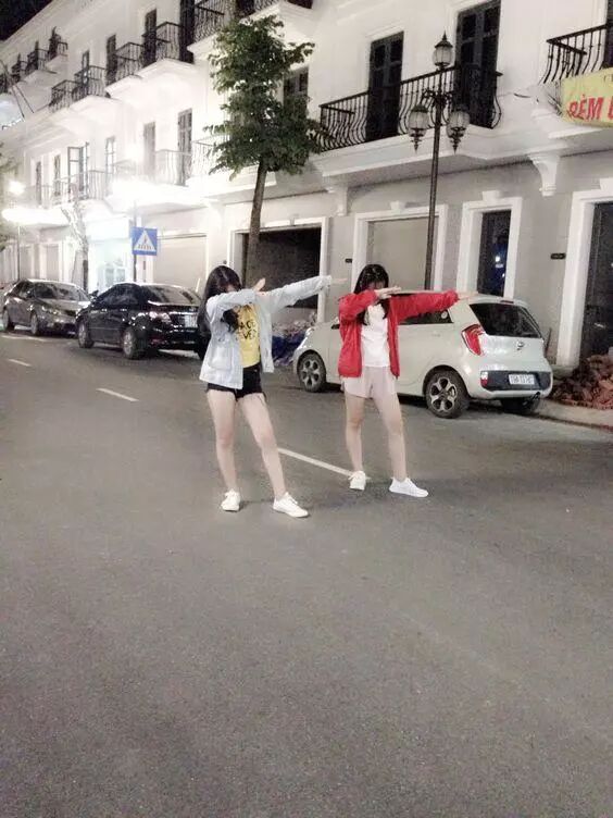闺蜜出游攻略_旅游合照姿势_5秒搞定旅游合照