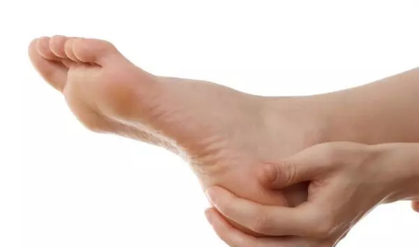 足底筋膜炎预防方法_足部按摩_冬天跑步足部按摩