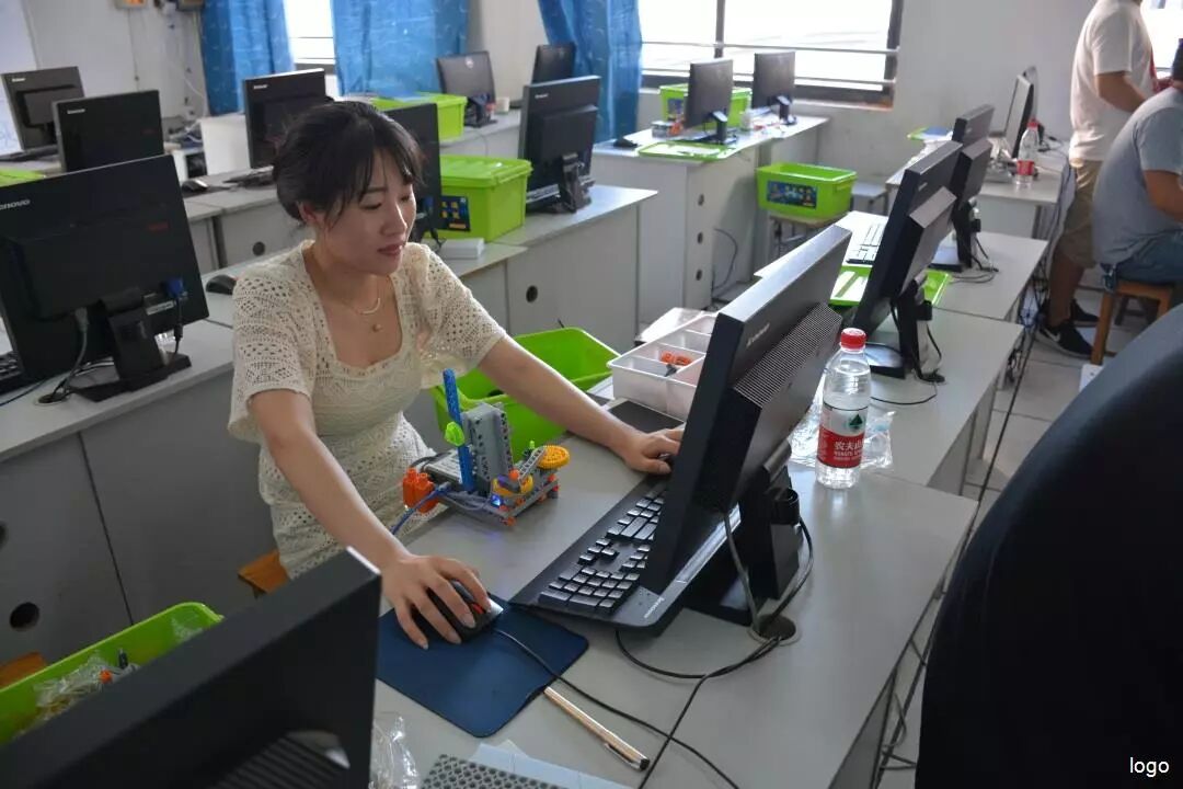 金东区中小学机器人项目培训_机器人培训_3D打印机激光雕刻机机器人活动