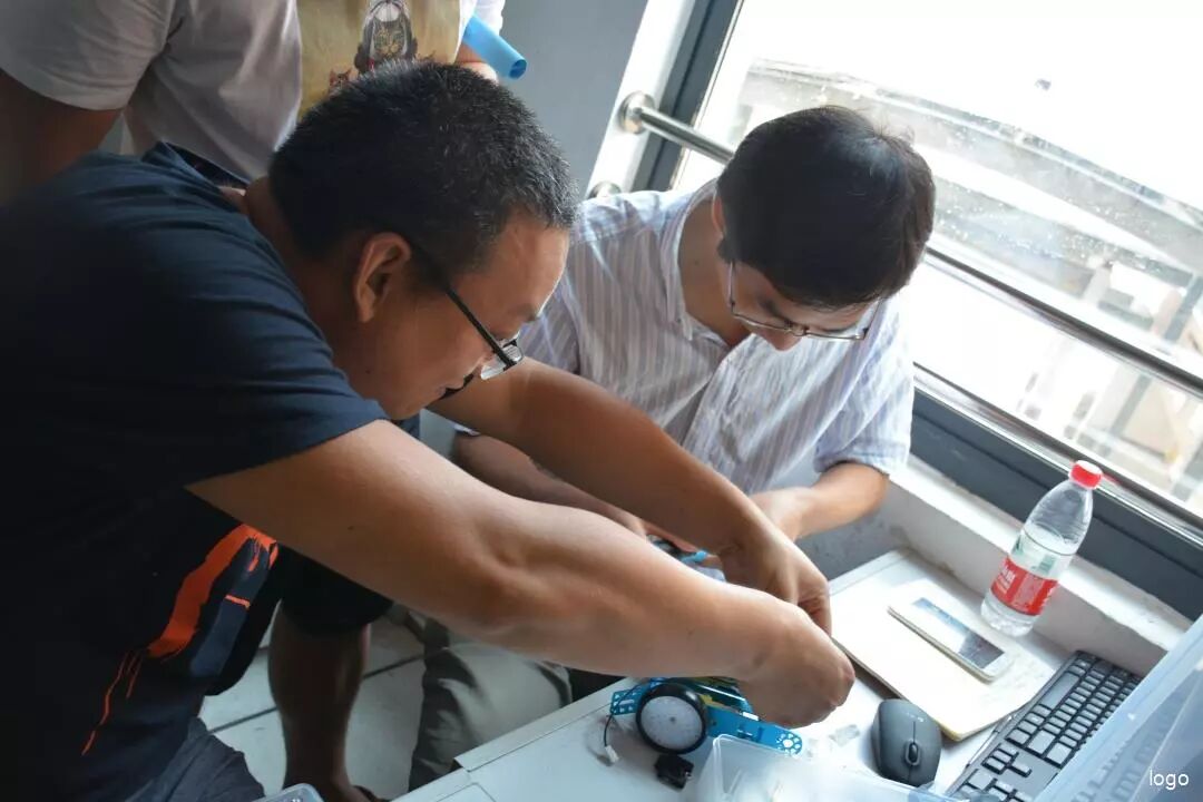 金东区中小学机器人项目培训_3D打印机激光雕刻机机器人活动_机器人培训