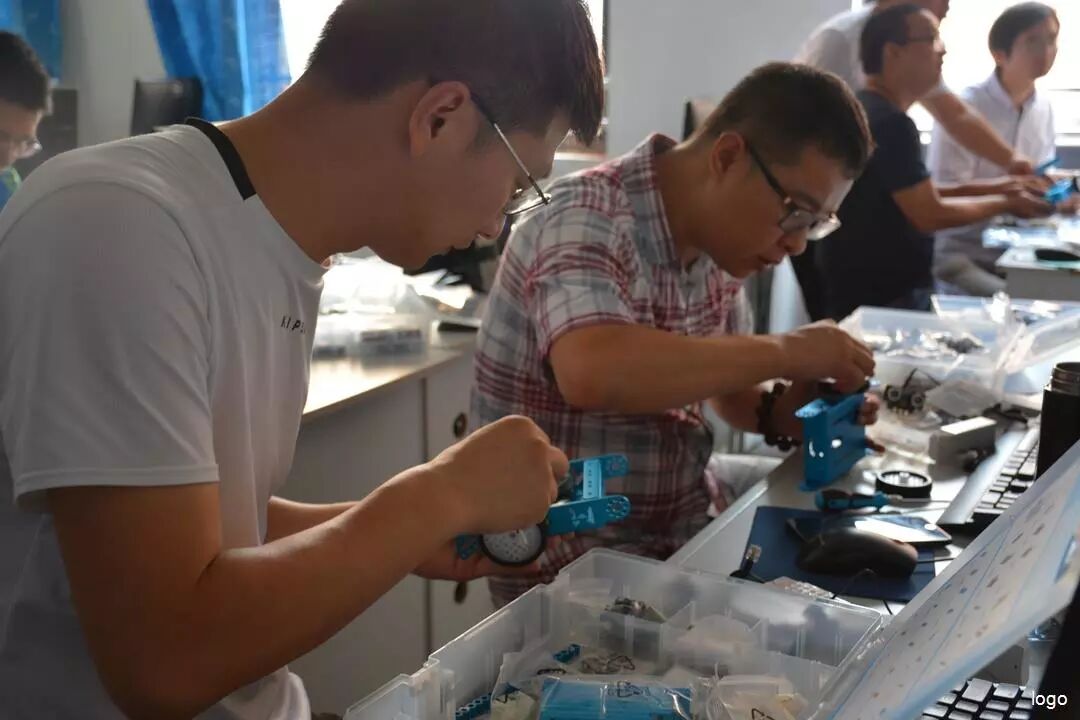 金东区中小学机器人项目培训_机器人培训_3D打印机激光雕刻机机器人活动