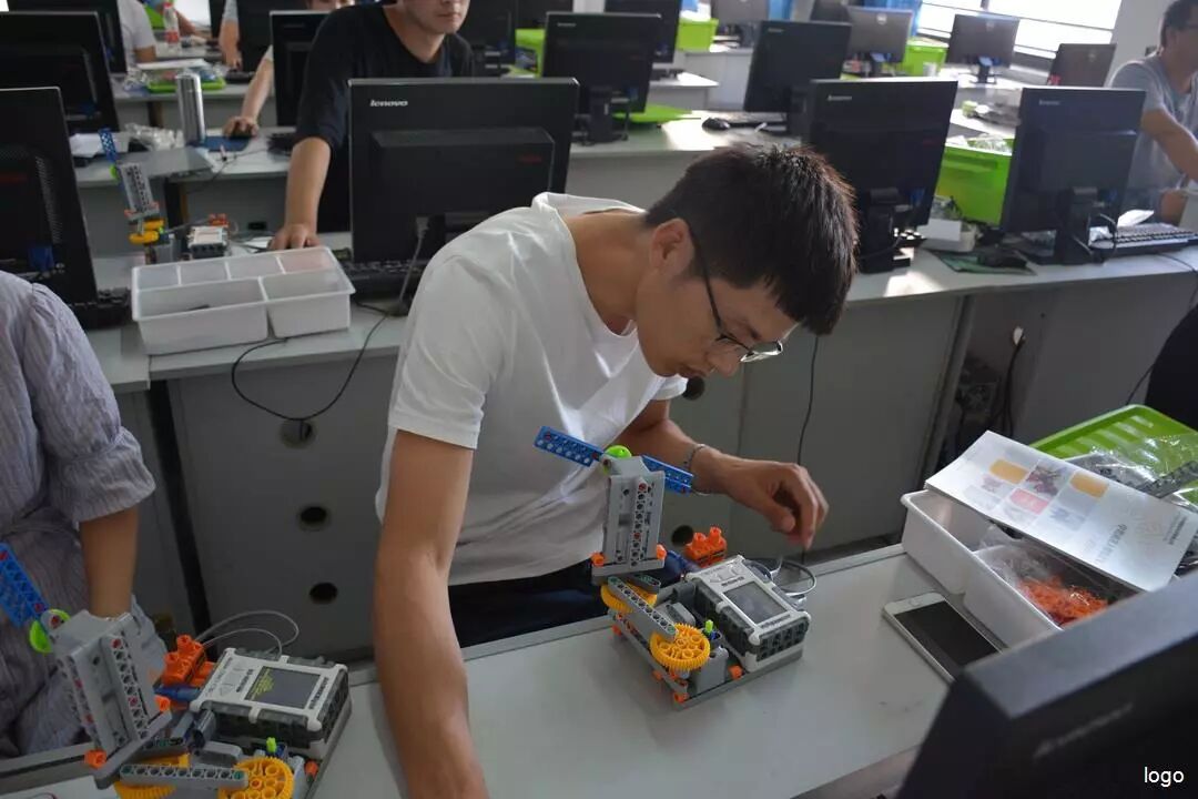金东区中小学机器人项目培训_3D打印机激光雕刻机机器人活动_机器人培训