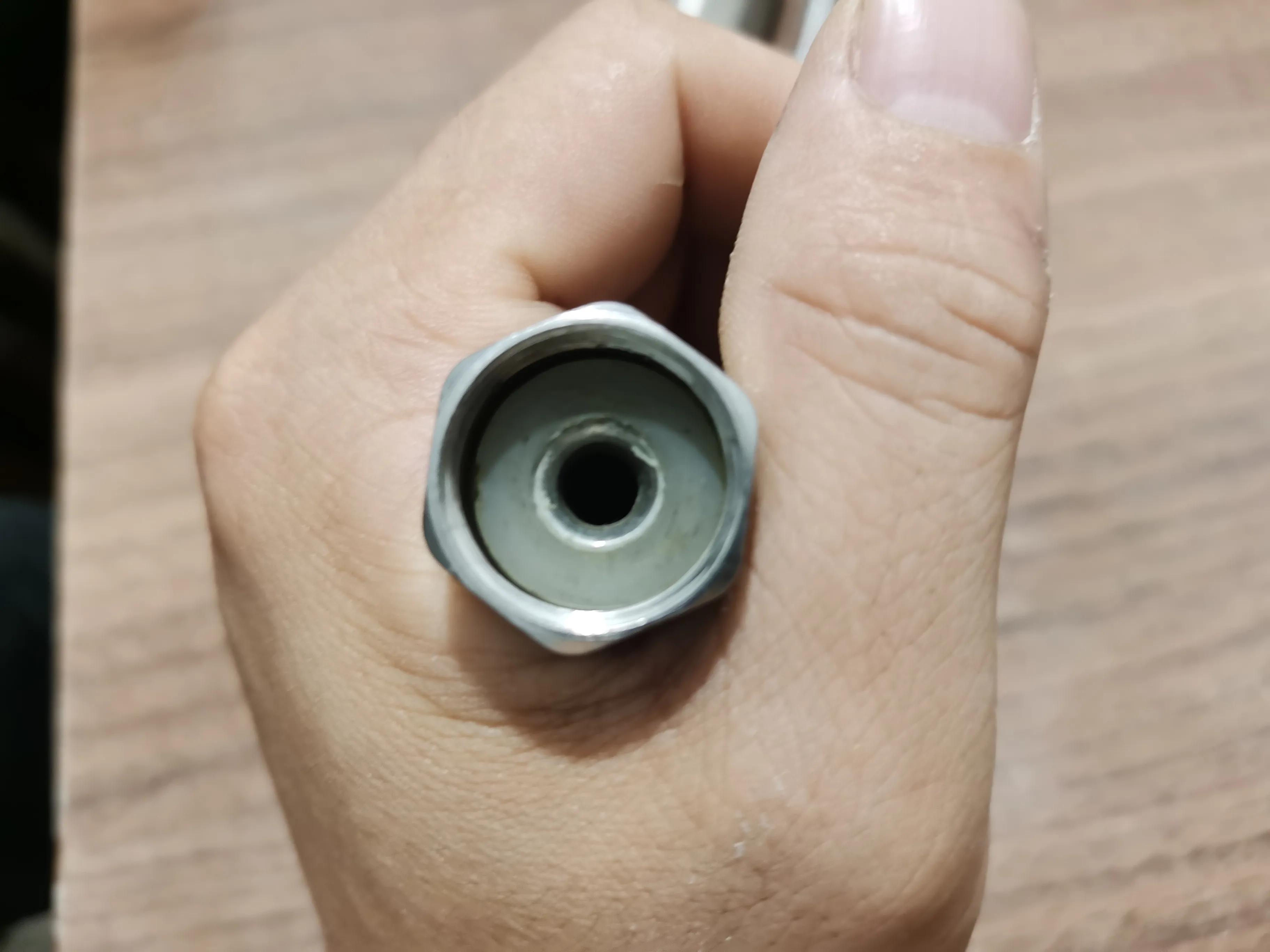 水龙头出水分叉或水量减少解决方法_水龙头出水口漏水维修步骤_水龙头维修技巧