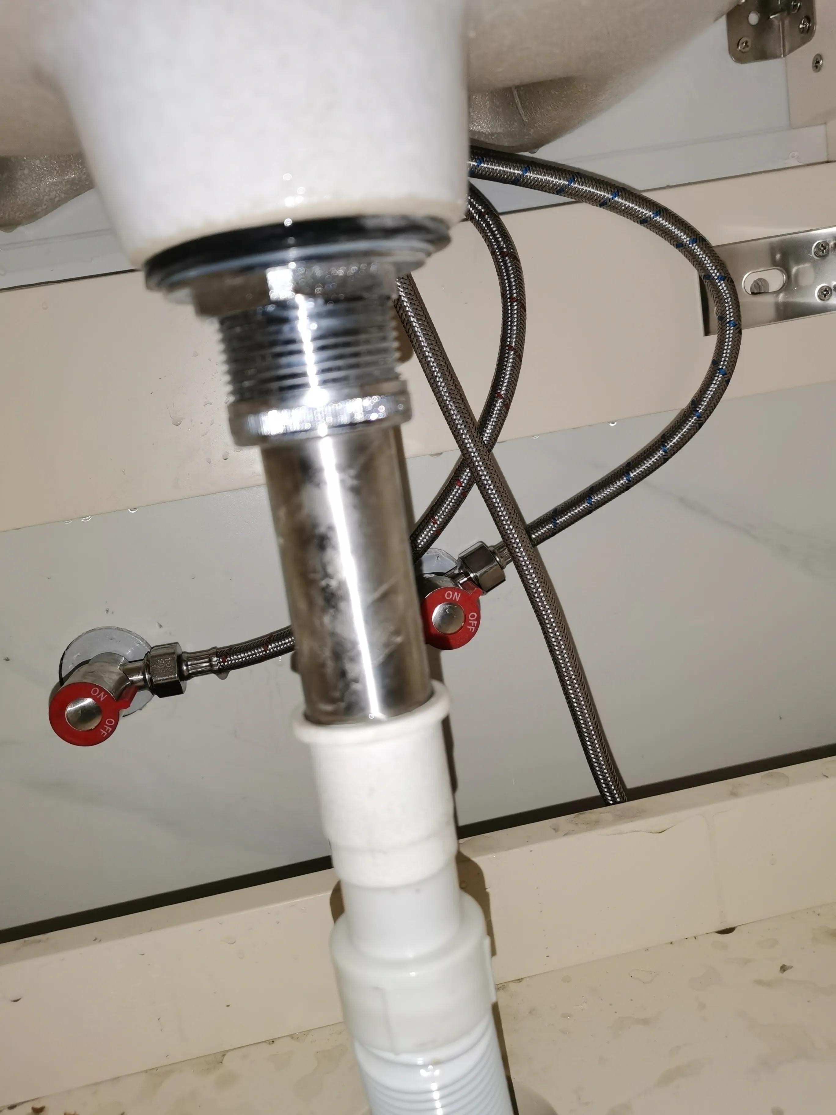 水龙头出水分叉或水量减少解决方法_水龙头出水口漏水维修步骤_水龙头维修技巧